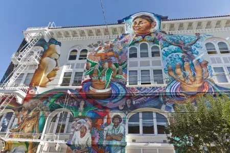 贝博体彩app教会区(Mission District of San Francisco)妇女大厦(Women's Building)的一侧有一幅大型彩色壁画。.